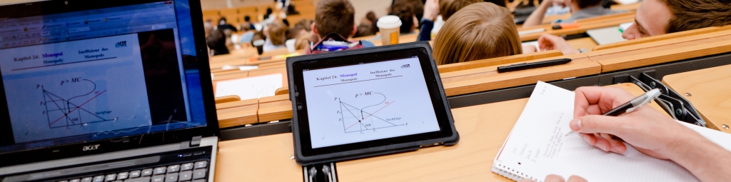 Studierende mit Laptop im Hörsaal