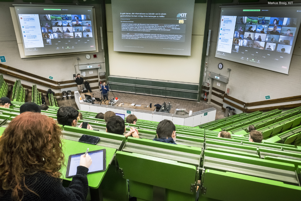 Hörsaal, in dem hybride Lehre durchgeführt wird